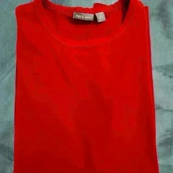 Apt 9 short sleeve stretch top. - Picture 2 of 4